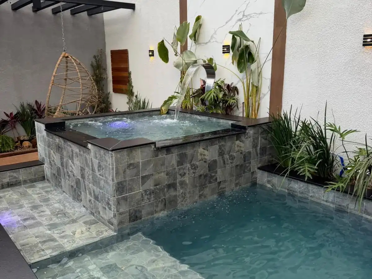 Piscina e hidromassagem, cenário para fotos de festa de 15 anos